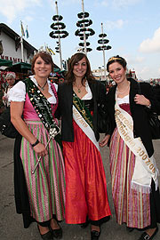 Auf dem Weg ins Hippodrom:  die bayerische Kartoffelkönigin Barbara I.,  die Hallertauer Hopfenkönigin Nicole Frankl und die Gerolsbacher Blütenprinzessin Christiane I. (Foto: Martin Schmitz)